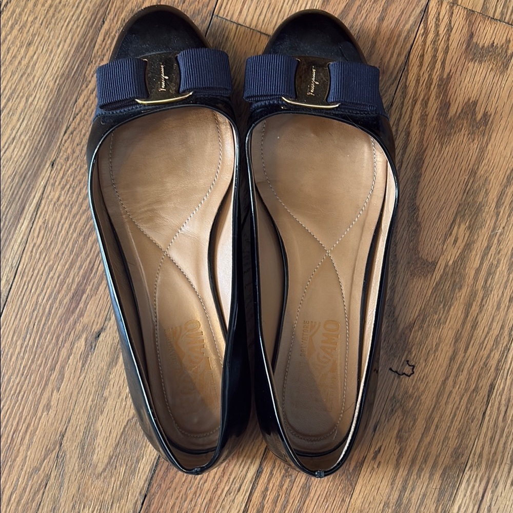 Salvatore Ferragamo Black paten leather ballet Flats with navy blue Bow Detail